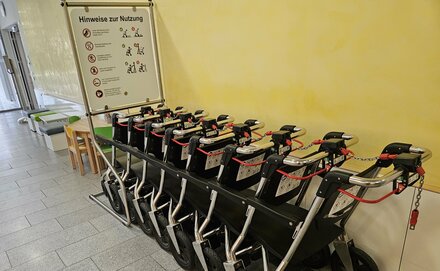 Abbildung Hinweis f&uuml;r gehbehinderte/nicht gehf&auml;hige Notfallpatienten, Parkm&ouml;glichkeiten